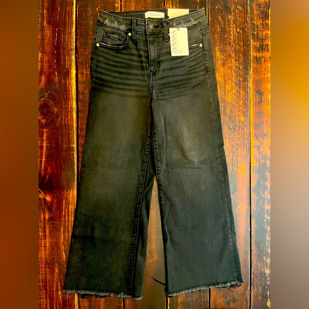 Zenana wide leg black cropped jeans. Size Small.